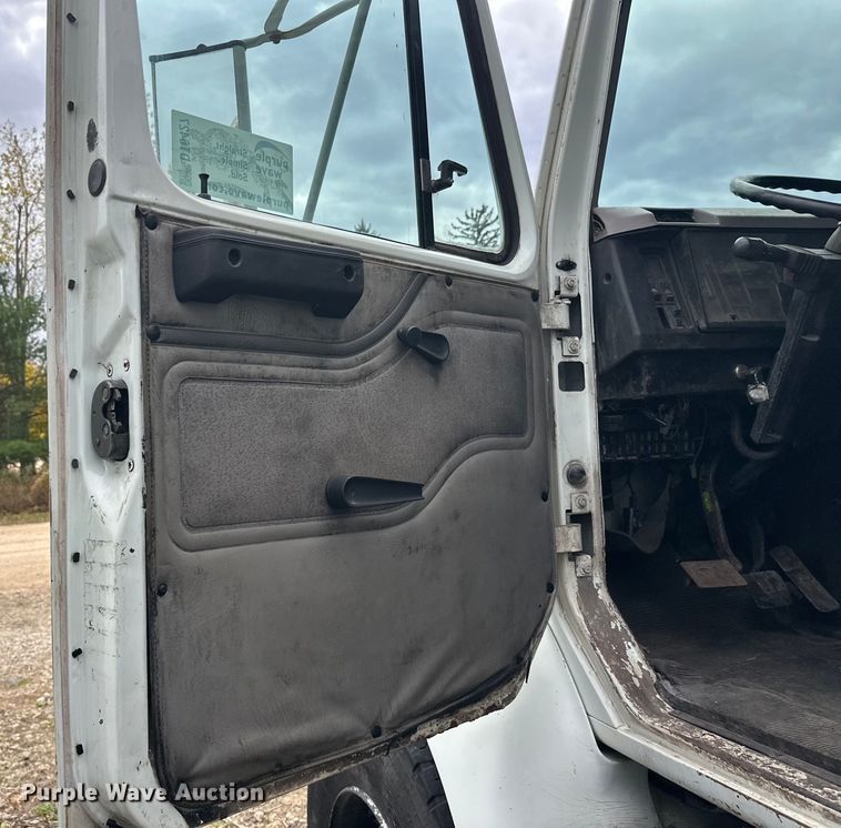 image for item DT6427 2001 International 2674 vacuum truck