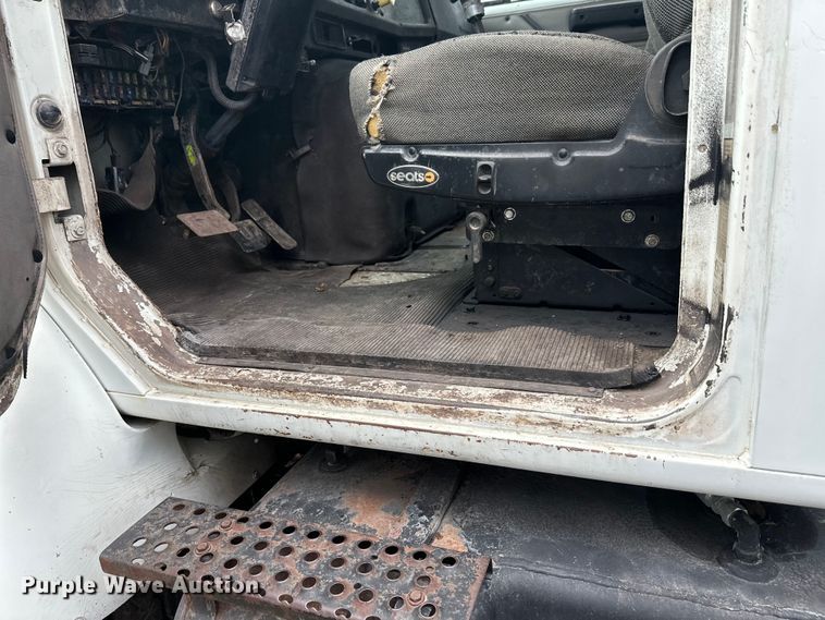 image for item DT6427 2001 International 2674 vacuum truck