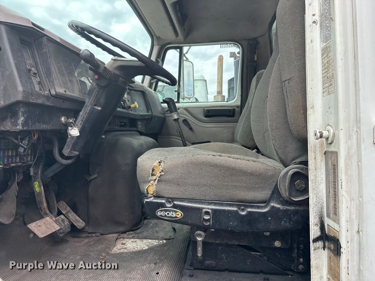 image for item DT6427 2001 International 2674 vacuum truck