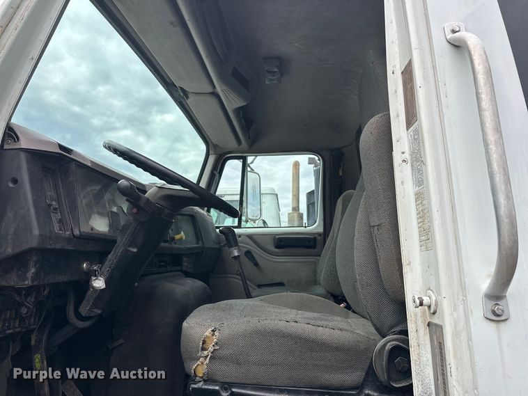 image for item DT6427 2001 International 2674 vacuum truck