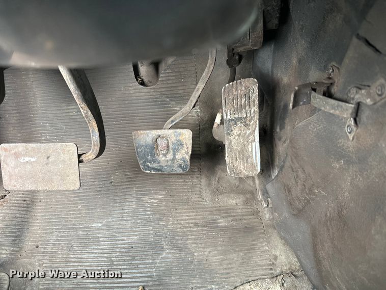 image for item DT6427 2001 International 2674 vacuum truck