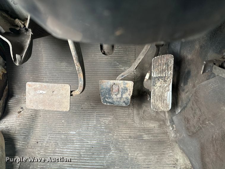 image for item DT6427 2001 International 2674 vacuum truck