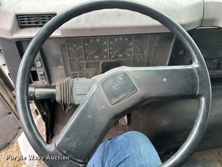 image for item DT6427 2001 International 2674 vacuum truck