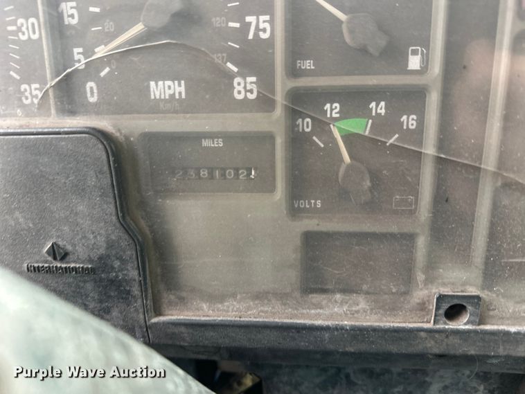 image for item DT6427 2001 International 2674 vacuum truck