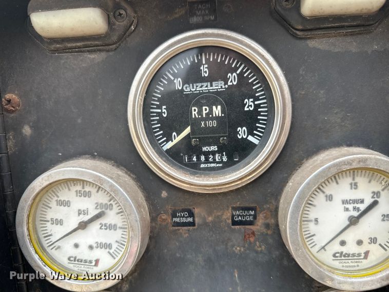 image for item DT6427 2001 International 2674 vacuum truck