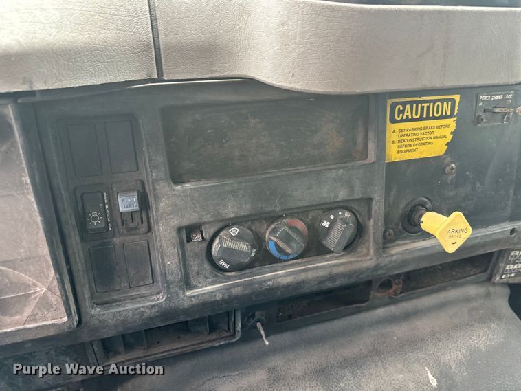 image for item DT6427 2001 International 2674 vacuum truck