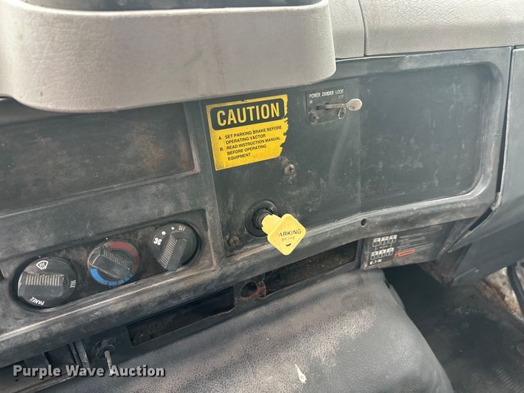 image for item DT6427 2001 International 2674 vacuum truck