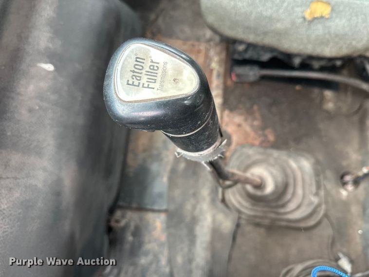 image for item DT6427 2001 International 2674 vacuum truck