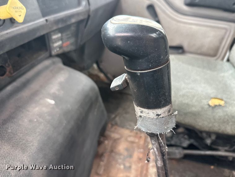 image for item DT6427 2001 International 2674 vacuum truck