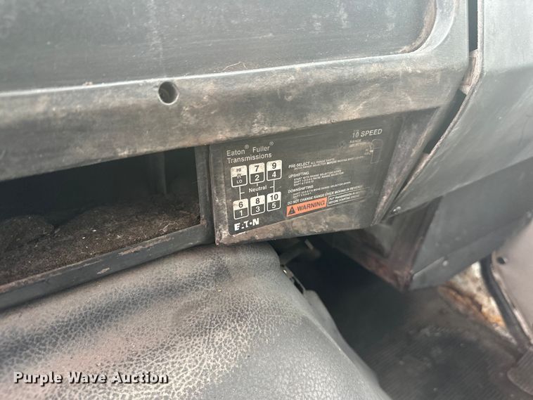 image for item DT6427 2001 International 2674 vacuum truck