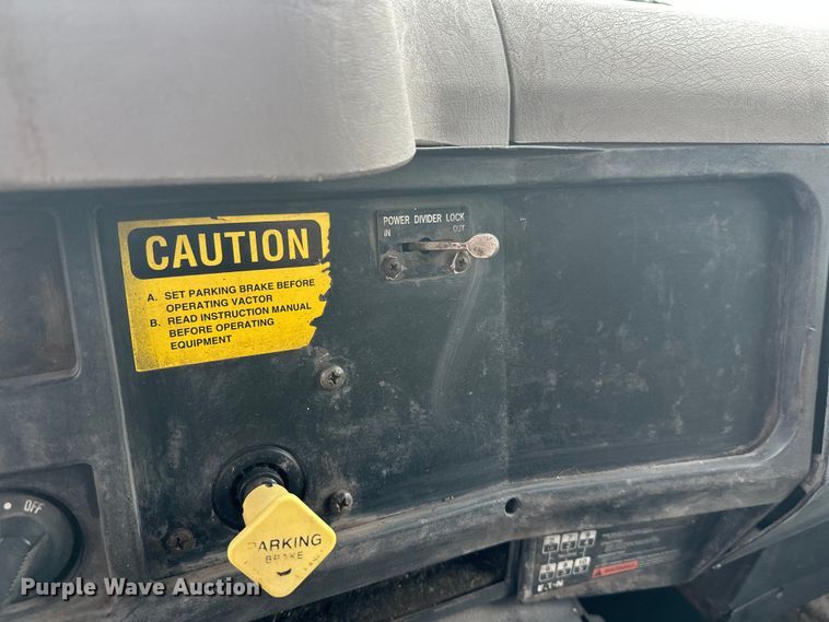 image for item DT6427 2001 International 2674 vacuum truck