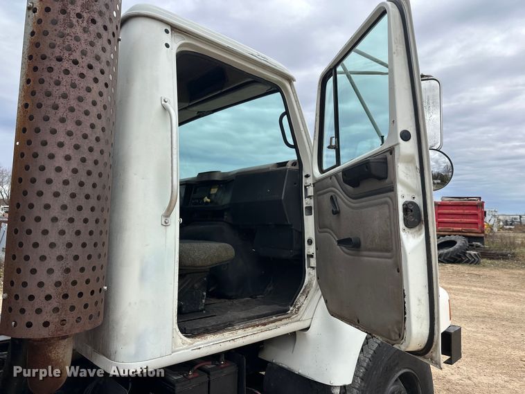 image for item DT6427 2001 International 2674 vacuum truck