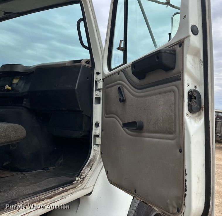 image for item DT6427 2001 International 2674 vacuum truck