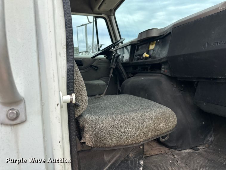 image for item DT6427 2001 International 2674 vacuum truck