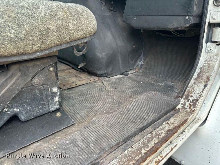 image for item DT6427 2001 International 2674 vacuum truck