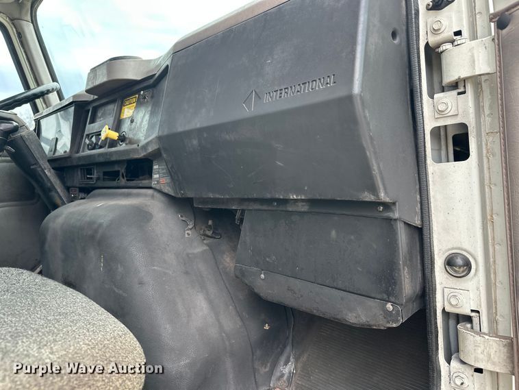 image for item DT6427 2001 International 2674 vacuum truck