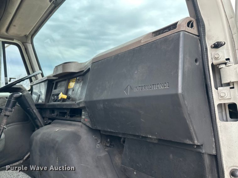 image for item DT6427 2001 International 2674 vacuum truck