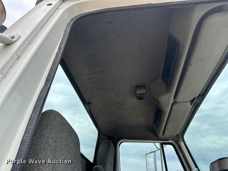 image for item DT6427 2001 International 2674 vacuum truck