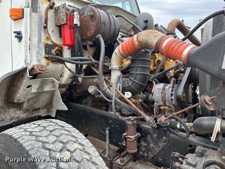 image for item DT6427 2001 International 2674 vacuum truck