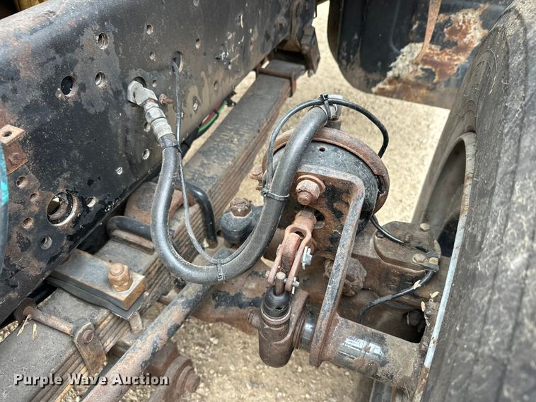 image for item DT6427 2001 International 2674 vacuum truck