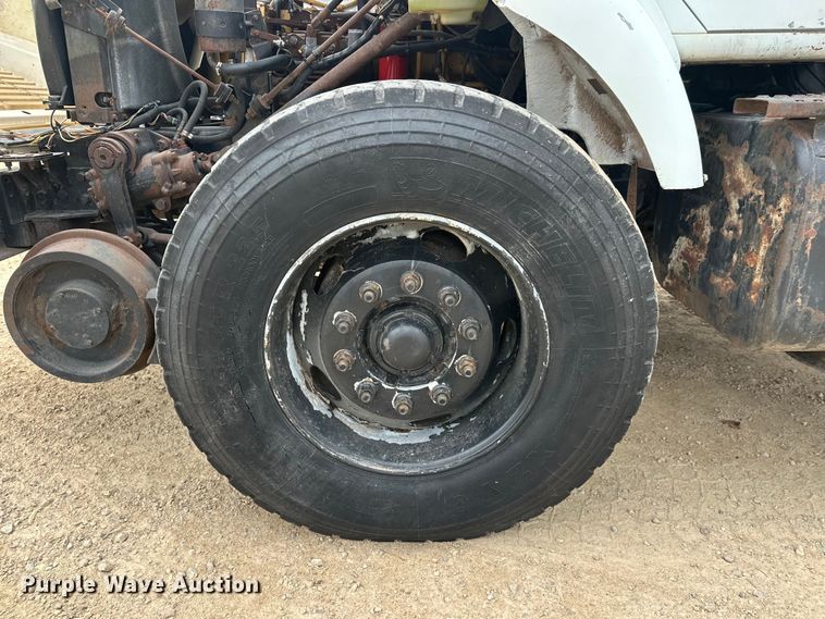 image for item DT6427 2001 International 2674 vacuum truck