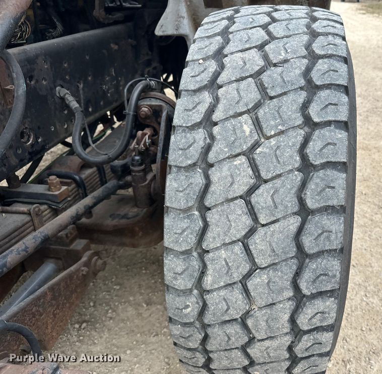 image for item DT6427 2001 International 2674 vacuum truck