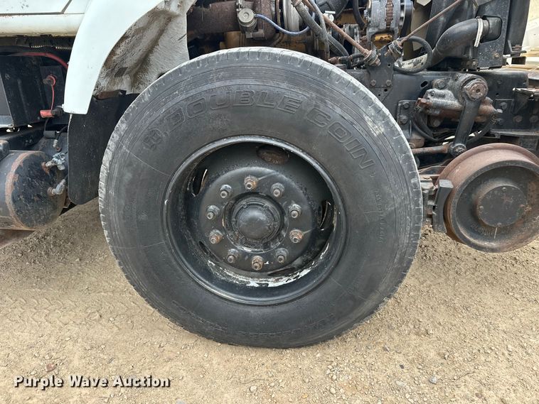 image for item DT6427 2001 International 2674 vacuum truck