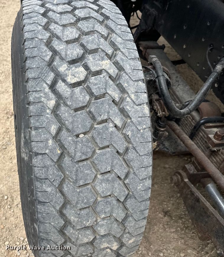 image for item DT6427 2001 International 2674 vacuum truck