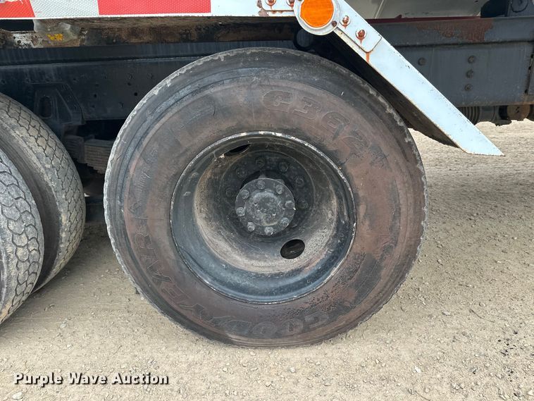 image for item DT6427 2001 International 2674 vacuum truck