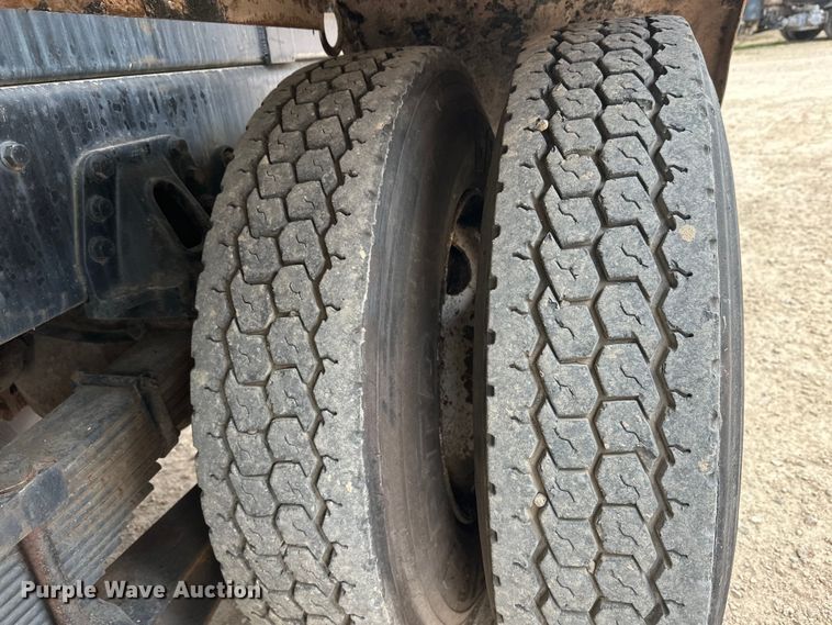 image for item DT6427 2001 International 2674 vacuum truck