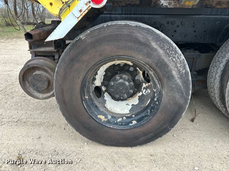 image for item DT6427 2001 International 2674 vacuum truck