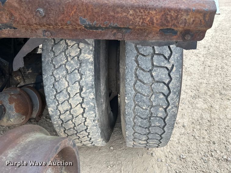 image for item DT6427 2001 International 2674 vacuum truck