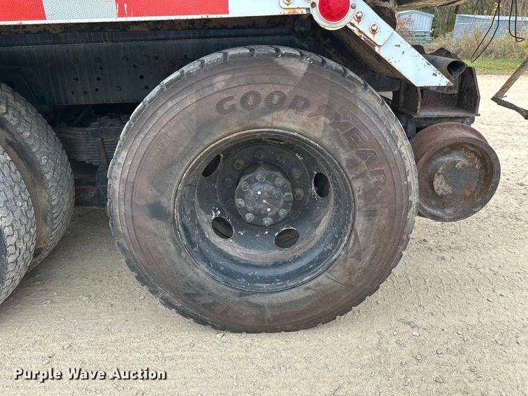 image for item DT6427 2001 International 2674 vacuum truck