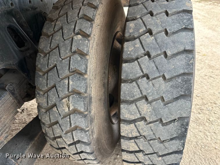 image for item DT6427 2001 International 2674 vacuum truck