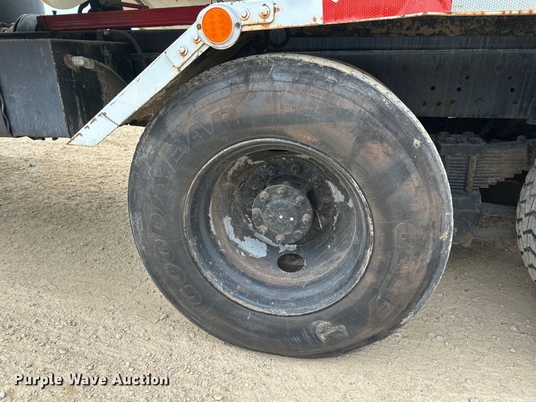 image for item DT6427 2001 International 2674 vacuum truck