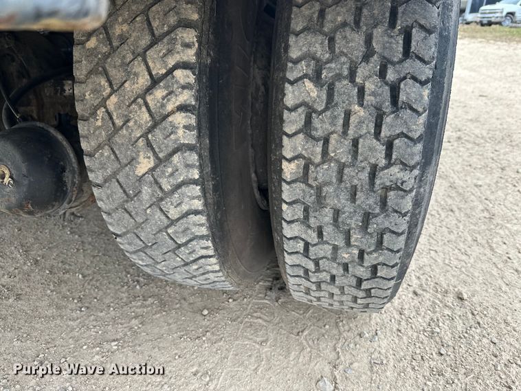 image for item DT6427 2001 International 2674 vacuum truck