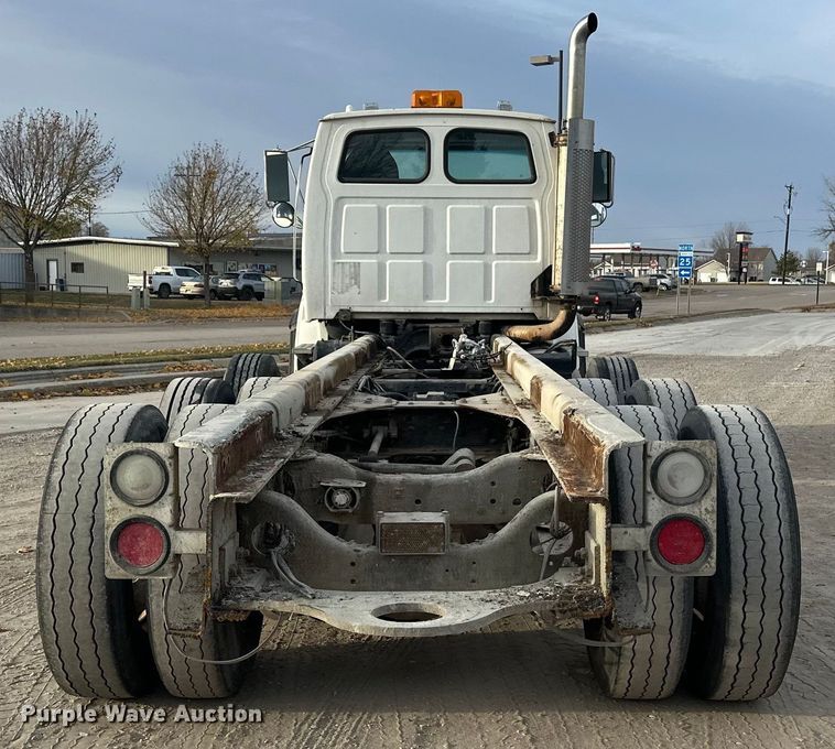 image for item DT6431 1999 Sterling L9500 truck cab and chassis