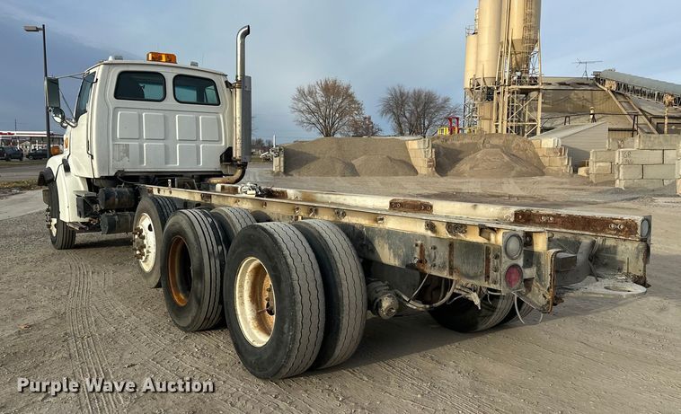 image for item DT6431 1999 Sterling L9500 truck cab and chassis