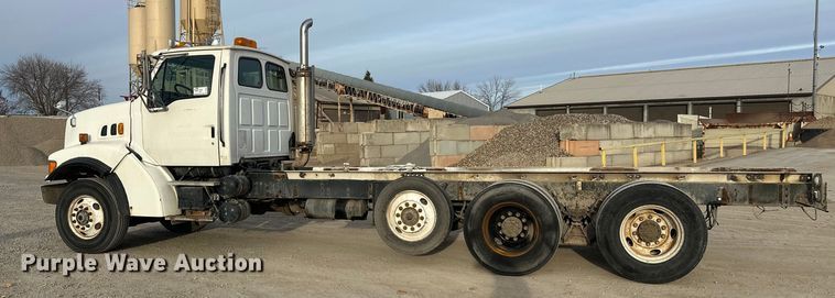 image for item DT6431 1999 Sterling L9500 truck cab and chassis