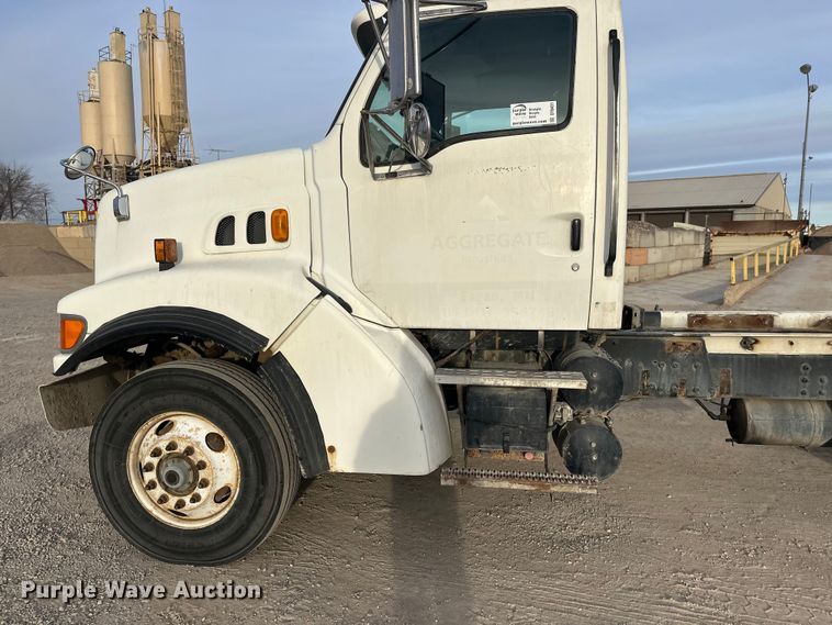 image for item DT6431 1999 Sterling L9500 truck cab and chassis