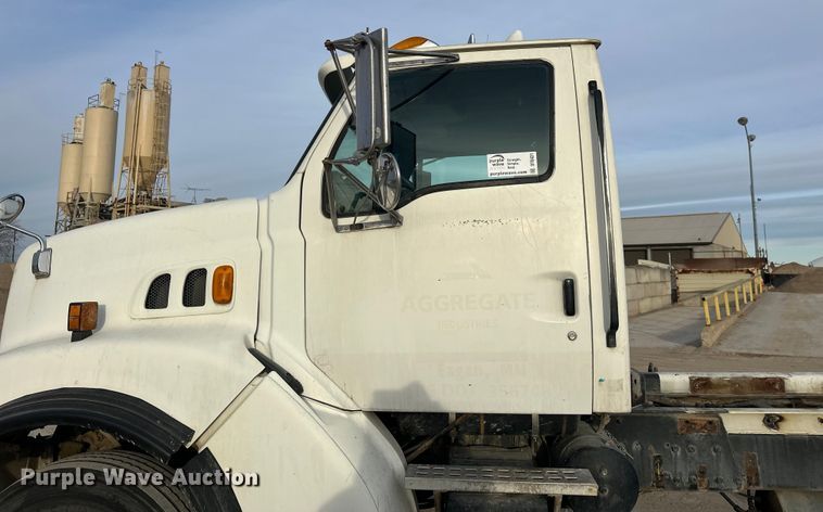 image for item DT6431 1999 Sterling L9500 truck cab and chassis