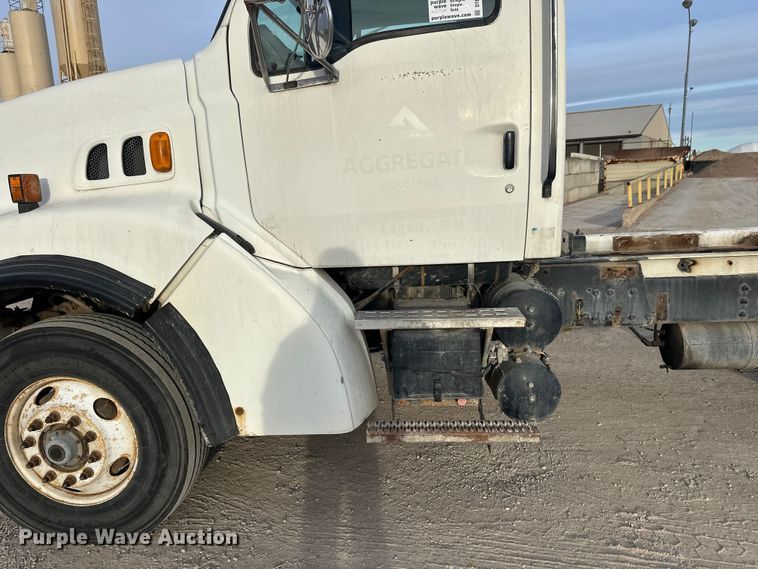 image for item DT6431 1999 Sterling L9500 truck cab and chassis