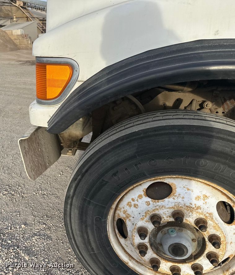 image for item DT6431 1999 Sterling L9500 truck cab and chassis