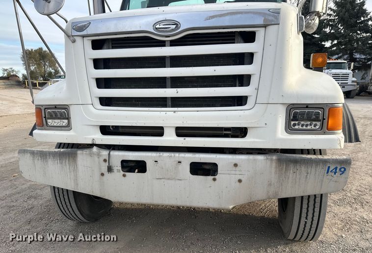 image for item DT6431 1999 Sterling L9500 truck cab and chassis