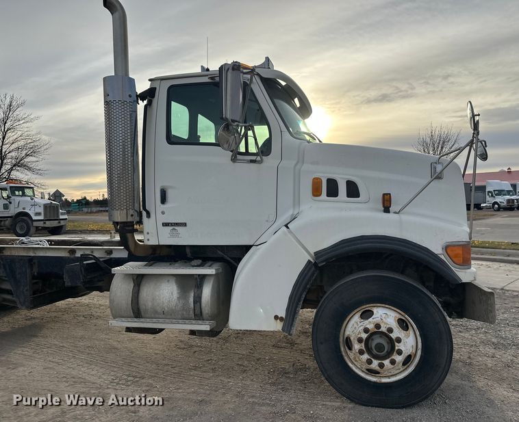 image for item DT6431 1999 Sterling L9500 truck cab and chassis