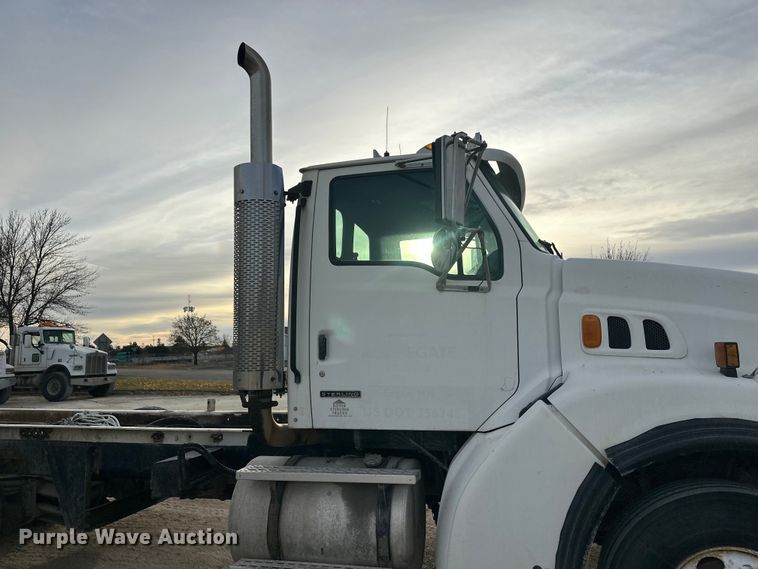 image for item DT6431 1999 Sterling L9500 truck cab and chassis