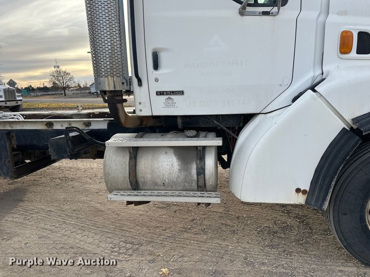 image for item DT6431 1999 Sterling L9500 truck cab and chassis