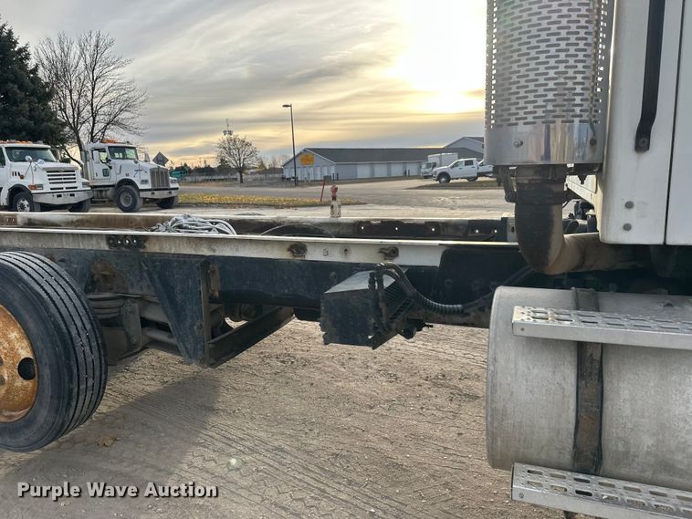 image for item DT6431 1999 Sterling L9500 truck cab and chassis