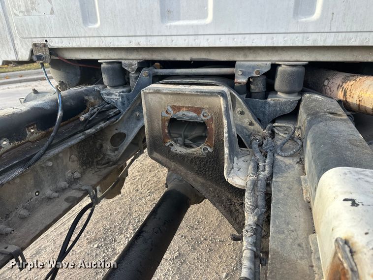 image for item DT6431 1999 Sterling L9500 truck cab and chassis