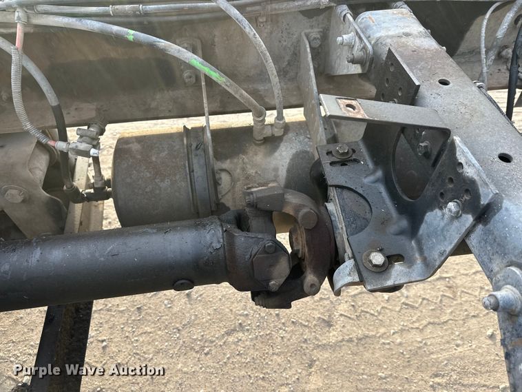 image for item DT6431 1999 Sterling L9500 truck cab and chassis